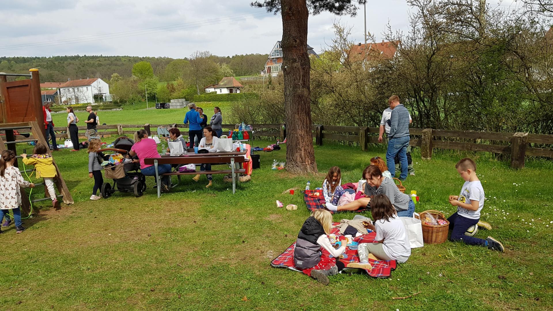 Ein Picknick der Schmetterlinge zum Elterntag (c) Kita