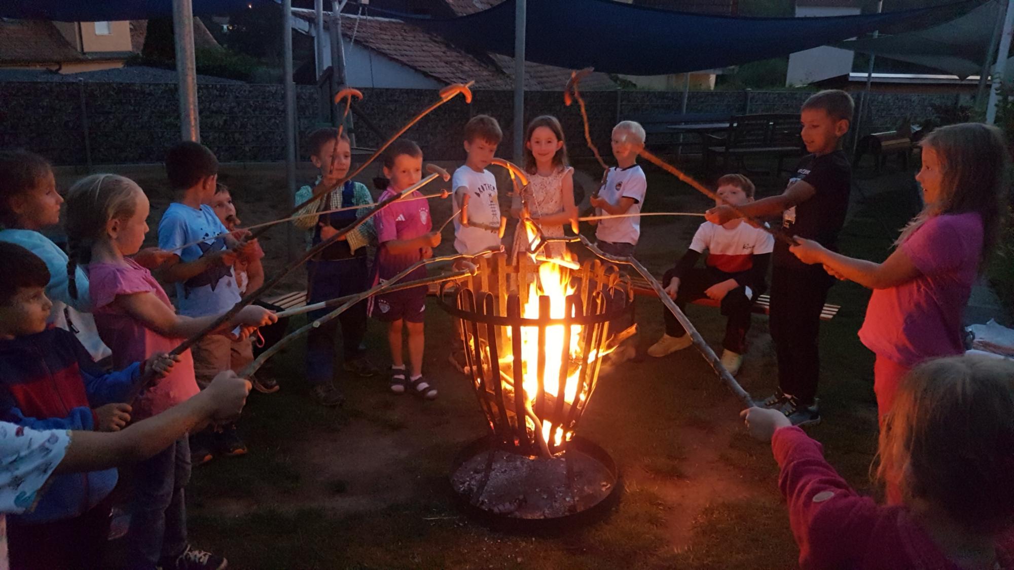 Lagerfeuer, Gruselgeschichten und Nachtwanderung