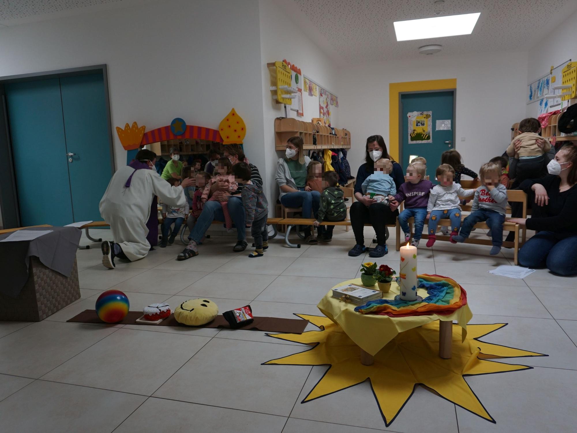 Die Zeit der bunten Farben ist erst einmal vorbei! – Aschenkreuz in der Kita“