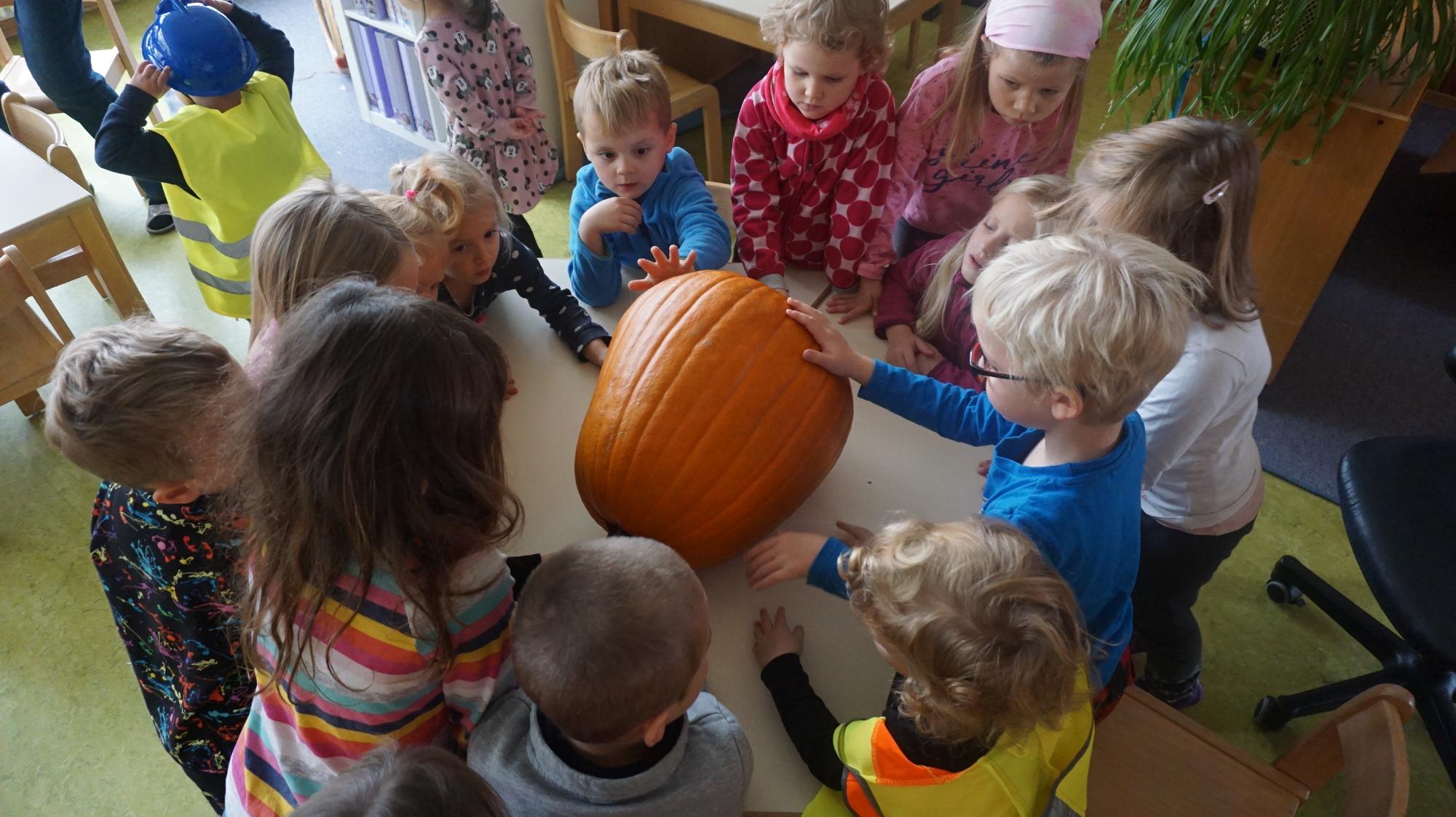 Unser Erntedankkürbis wird zum Kürbisgeist - Gruselige Gestalten im Kindergarten