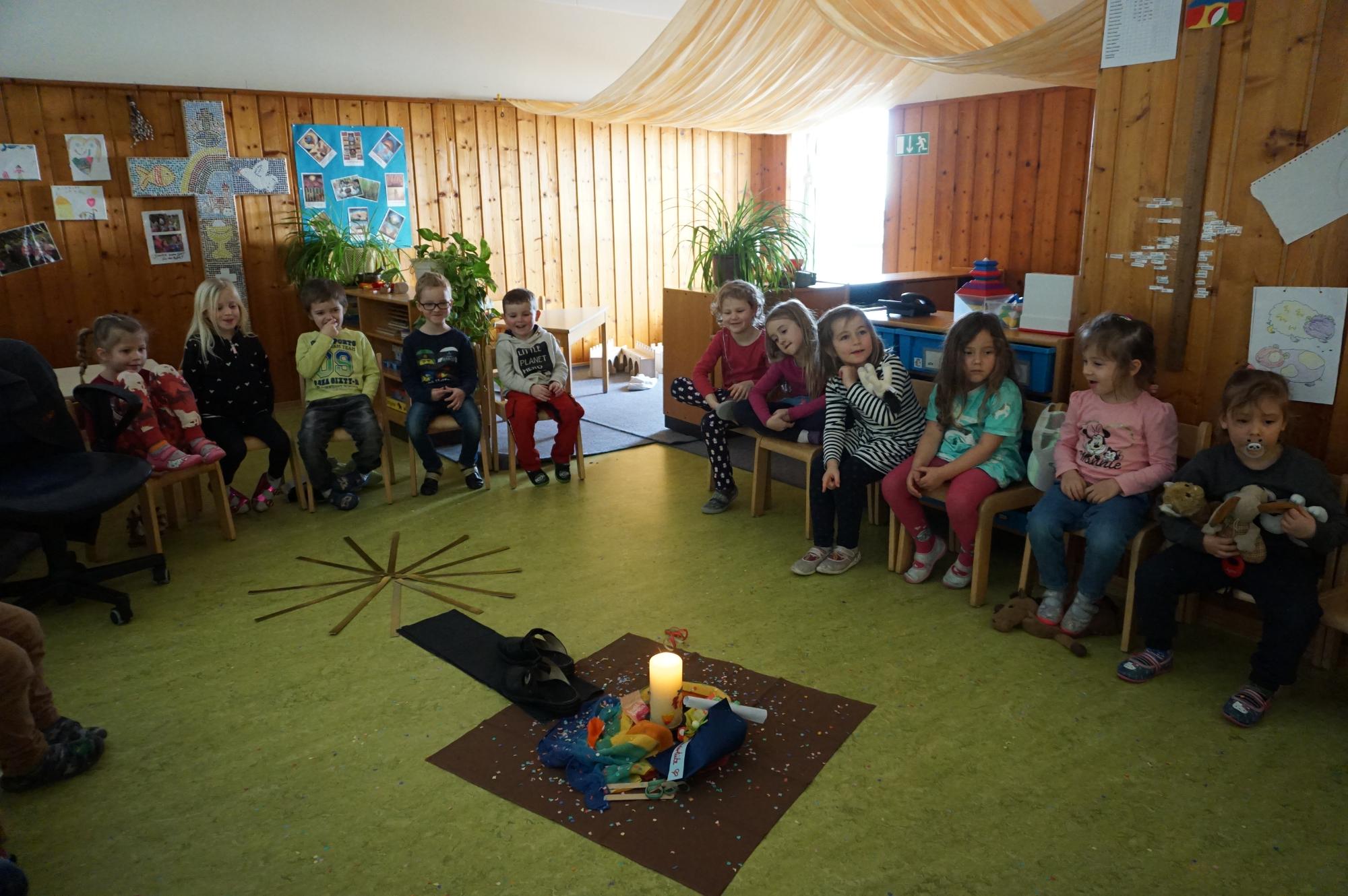 Auf dem Weg nach Ostern - Aschenkreuz im Kindergarten