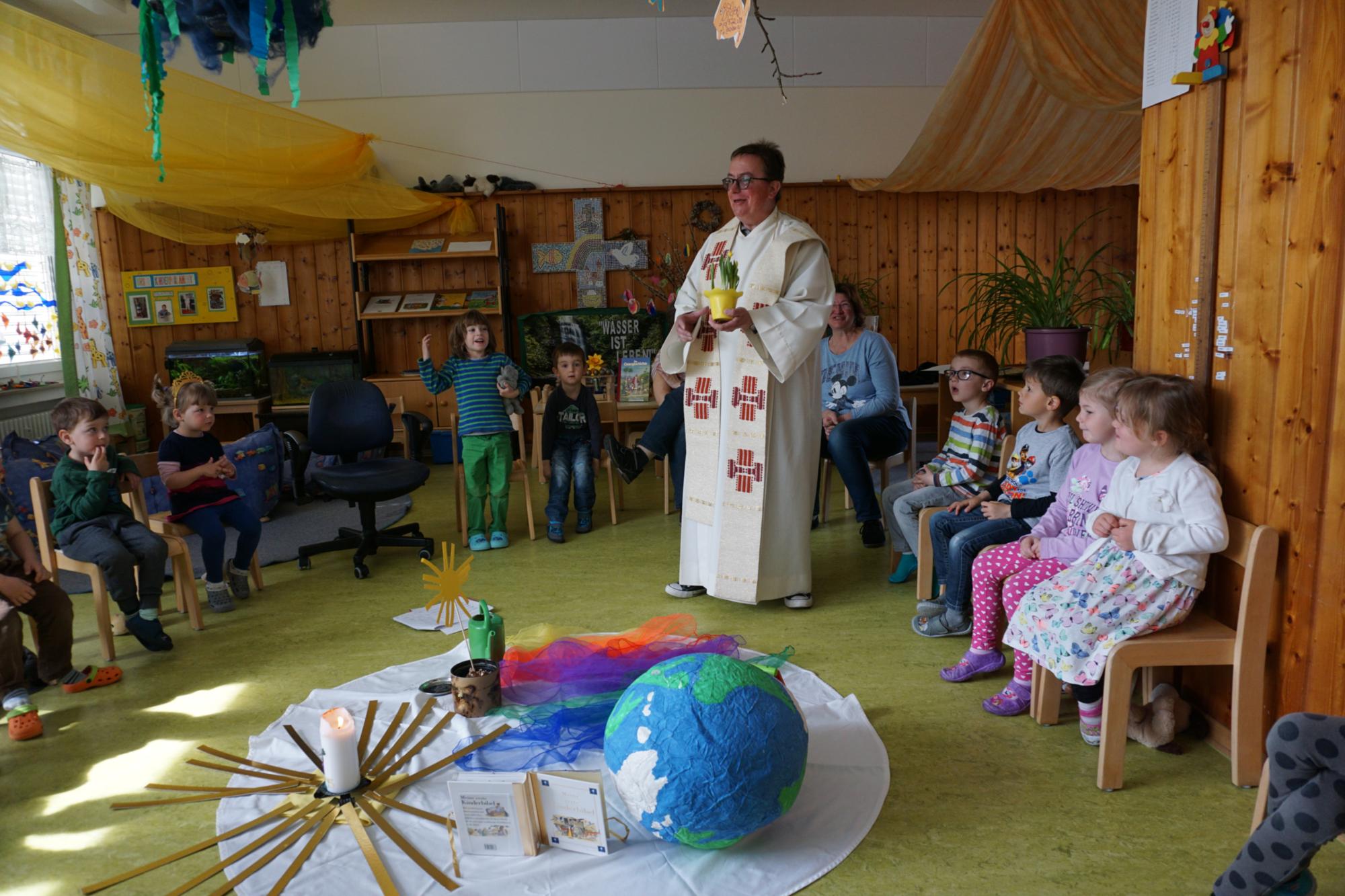 Ostergottesdienst im Kindergarten mit Pfarrer Klaus Weigand - Die Osterglocke 25.04.2017