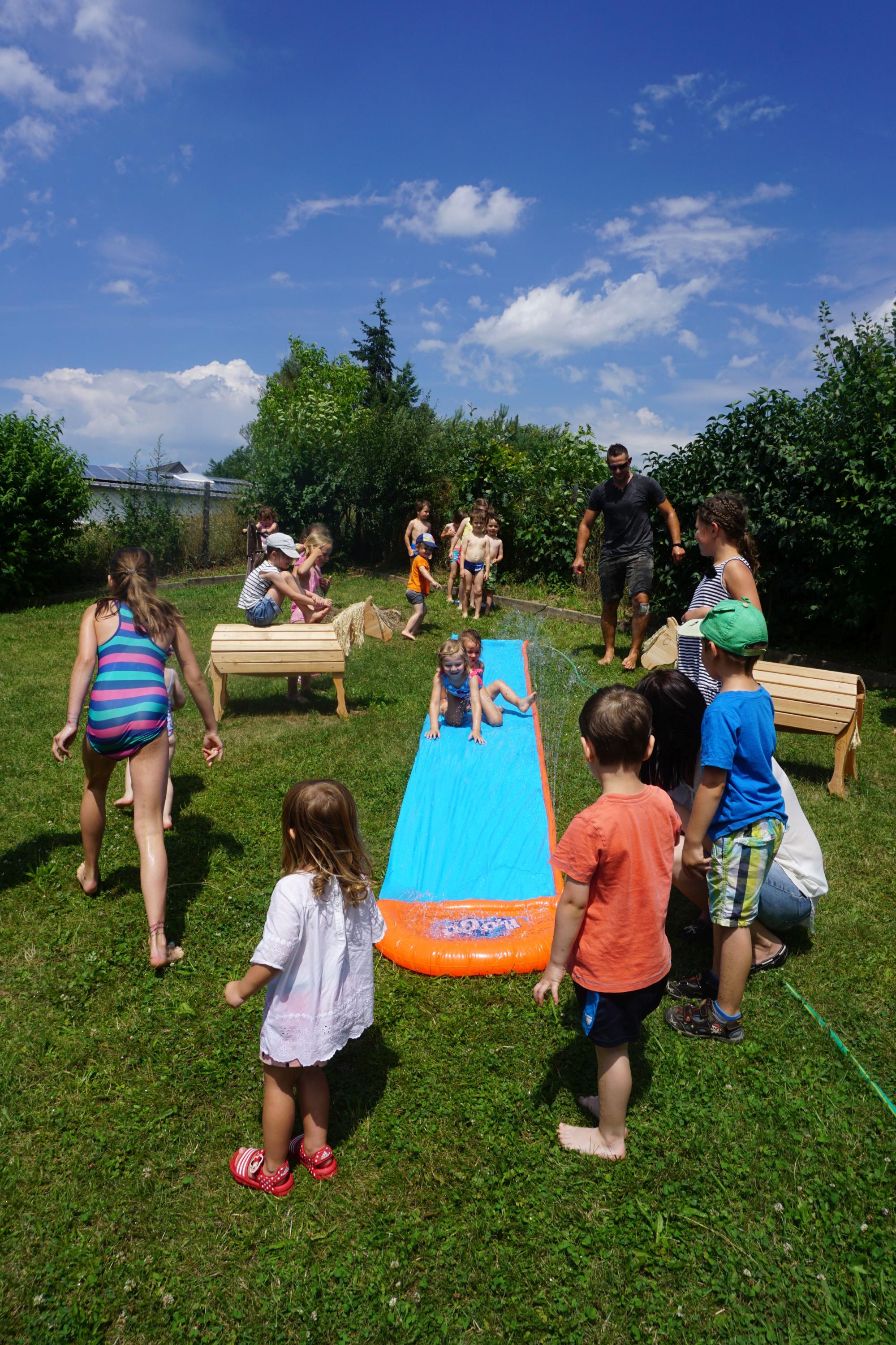 Wasserrutsche beim Wasserfest (c) Kindertagesstätte