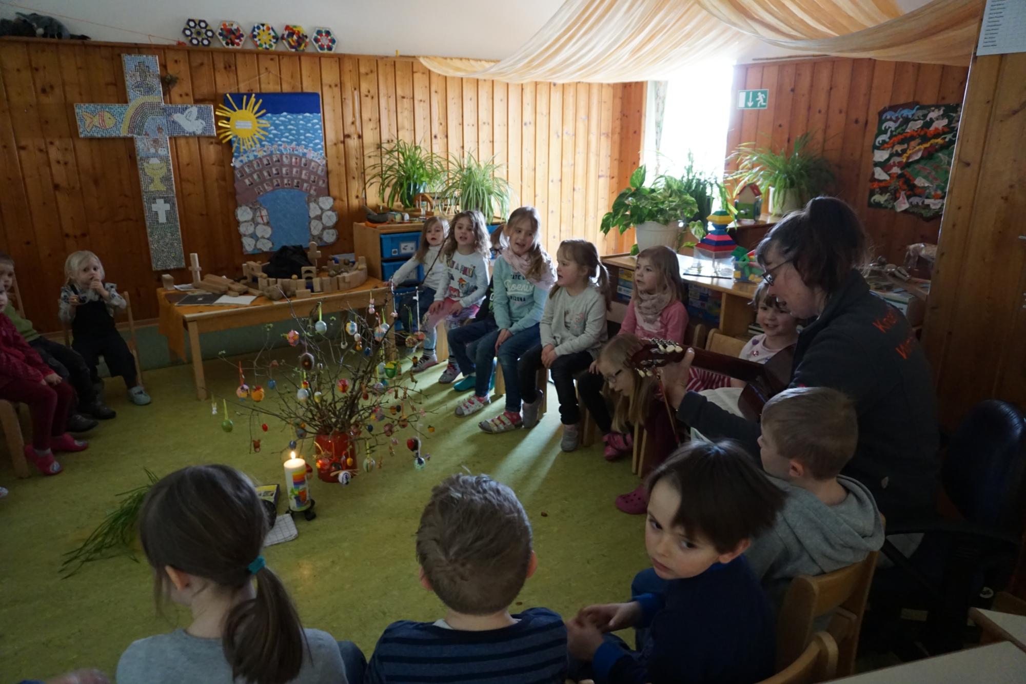 Osterfeier mit Osternestsuche im Wald