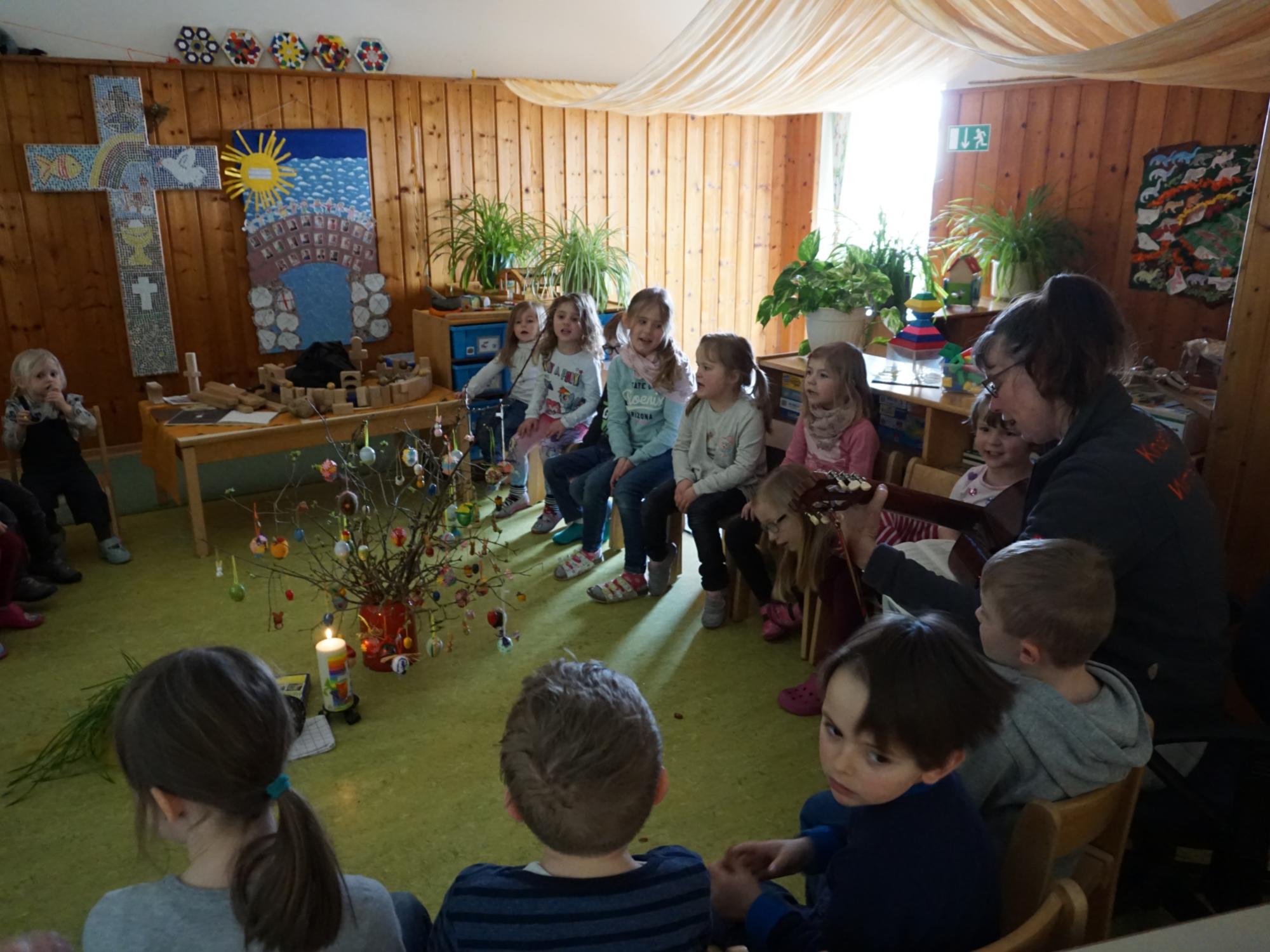 Osterfeier mit Osternestsuche im Wald