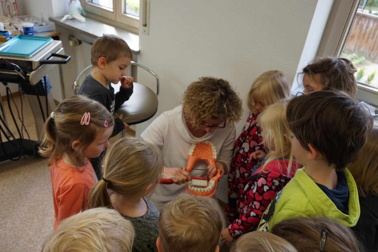 Den beiden Zahnteufelchen Hacky und Dicky auf der Spur (c) Kindergarten